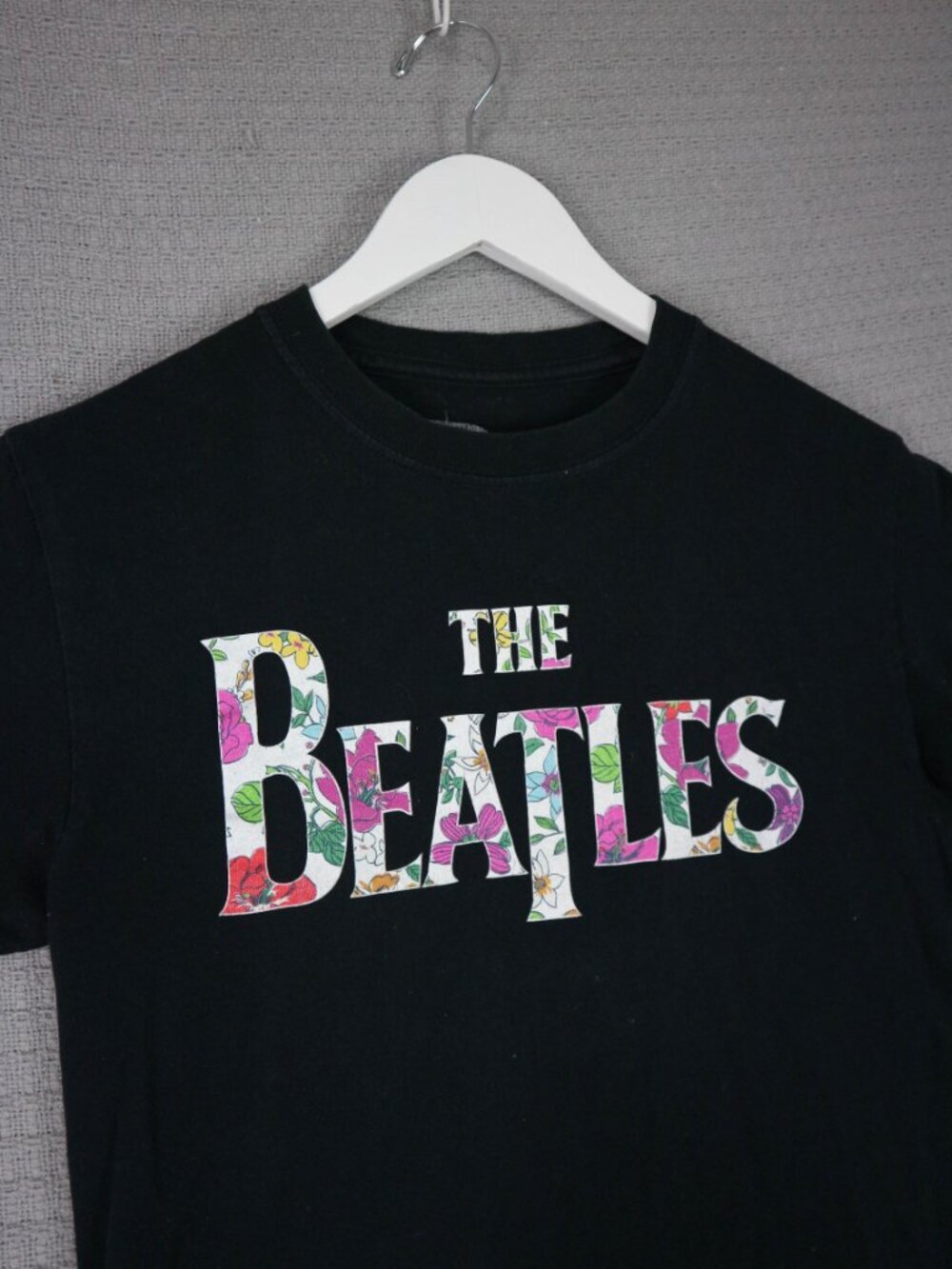 The Beatles Logo Tee Mens Black Paint Splattered 2022 Apple Corps Small - Picture 4 of 6